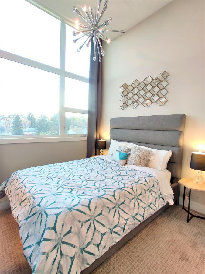 Monki Di Executive Suites - Glas - Luxury Inner City Home 3 Min To Downtown W Private Rooftop Patio Fireplace คาลการี ภายนอก รูปภาพ