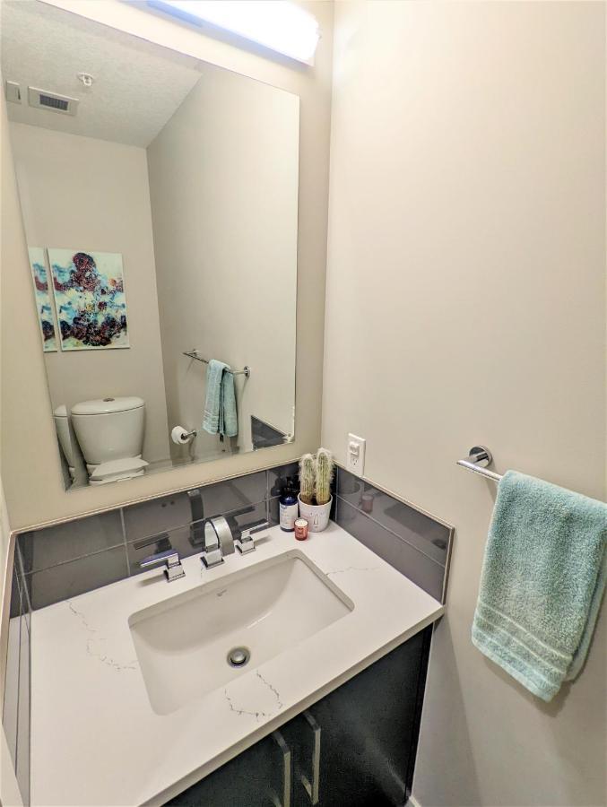 Monki Di Executive Suites - Glas - Luxury Inner City Home 3 Min To Downtown W Private Rooftop Patio Fireplace คาลการี ภายนอก รูปภาพ
