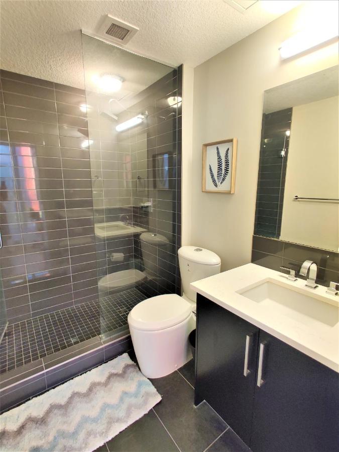 Monki Di Executive Suites - Glas - Luxury Inner City Home 3 Min To Downtown W Private Rooftop Patio Fireplace คาลการี ภายนอก รูปภาพ