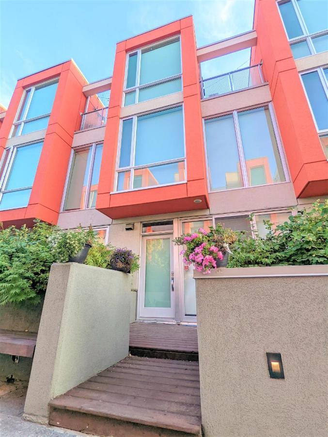 Monki Di Executive Suites - Glas - Luxury Inner City Home 3 Min To Downtown W Private Rooftop Patio Fireplace คาลการี ภายนอก รูปภาพ
